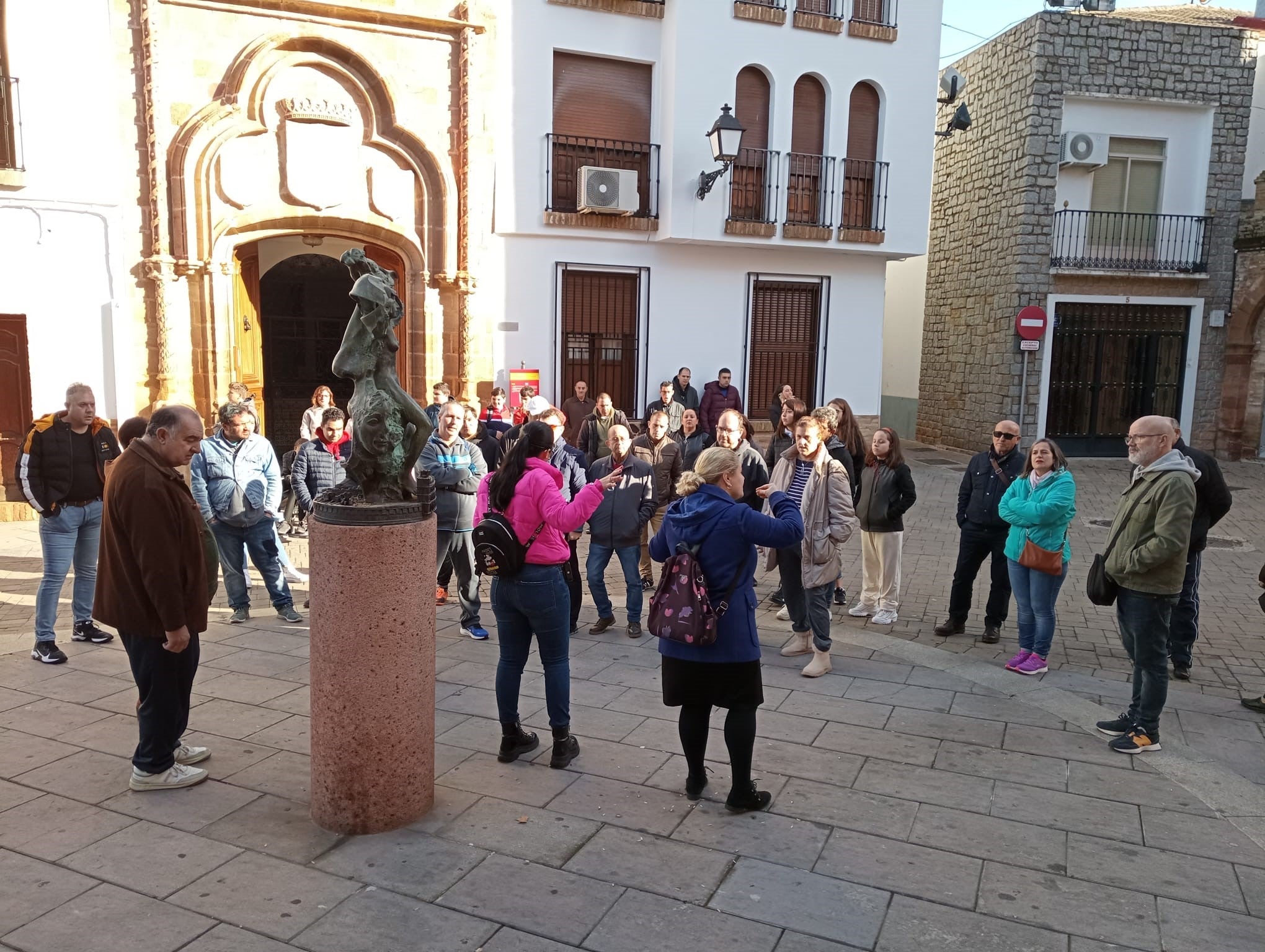 Los participantes, durante la explicación en la icónica plaza de Santa María. i
