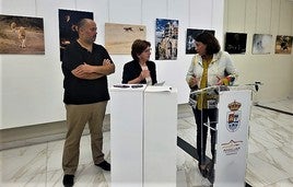 Cazalilla, Mª Ángeles Pérez y Luisa Grande, en la inauguración.