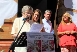 Margarita Jurado, Lourdes Roldán, Rafael Ramos y Ángela Hidalgo, en la lectura del manifiesto.