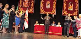 Carmona en el momento de recibir el bastón que lo acredita como alcalde.