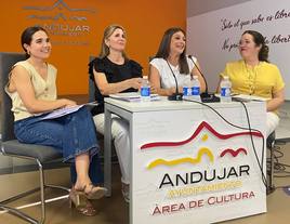 Responsables de la escuela en la presentación.