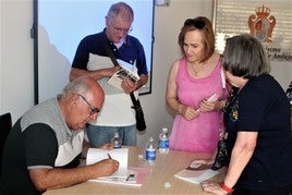 Toribio durante la firma de autógrafos.