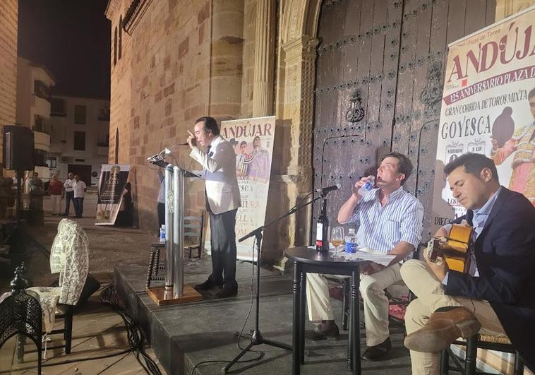 José León, durante su disertación este viernes en la plaza de Santa María iliturgitana.