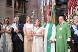 Isabe posa con el cetro escoltara por los vicehermanos, los sacerdotes, el presidente, y la edil de Tradiciones.