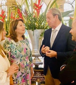 Paco Carmona conversa con Carmen Crespo.