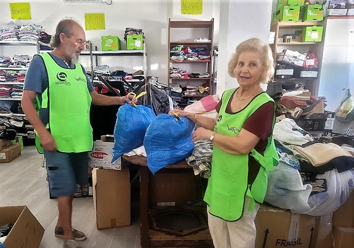 Voluntarios de VAS clasifican el ropero en la nueva sede de Ronda Mestanza.