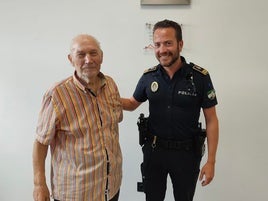 El dueño de la cartera posa con el sub-inspector de la Policía Local.