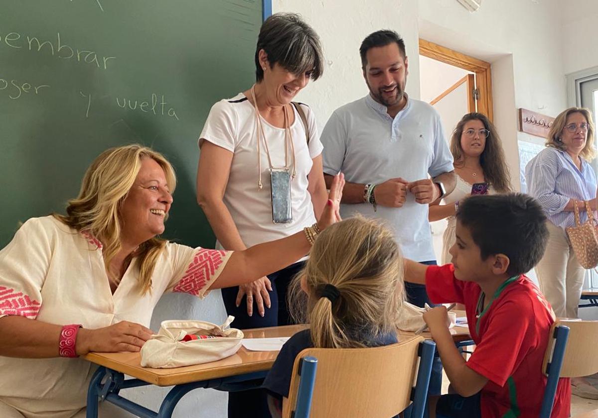 La delegada de Inclusión Social apoya la escuela de verano de Andújar