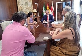 Reunión de trabajo en el Ayuntamiento para perfilar los detalles.