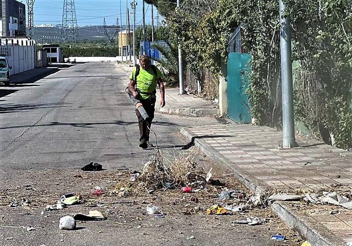 La limpieza del Poligono Ave María mitiga las quejas de los empresarios