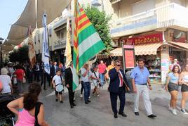 Recorrido de las comitiva esta mañana por la calle 12 de Agosto.