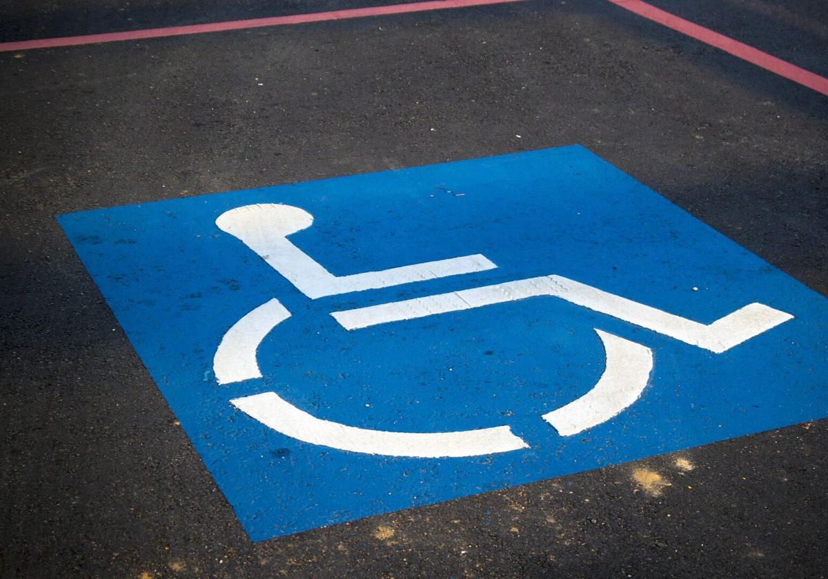 Denunciado por aparcar indebidamente en zona para personas con movilidad reducida