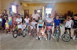 Los jóvenes participantes de las cucañas posan con la directiva del colectivo vecinal.