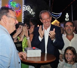 Paco Carmona acompañado de los hermanos mayores de San Eufrasio y de su gobierno en el encendido del alumbrado.