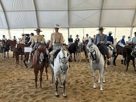 Ganadoras del concurso de amazonas, esta mañana en la caseta ecuestre.