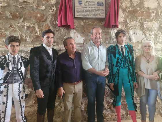 Manuel Román, Diego Ventura, Antonio Sáez, Paco Carmona y Castella ante la placa del 125 aniversario.