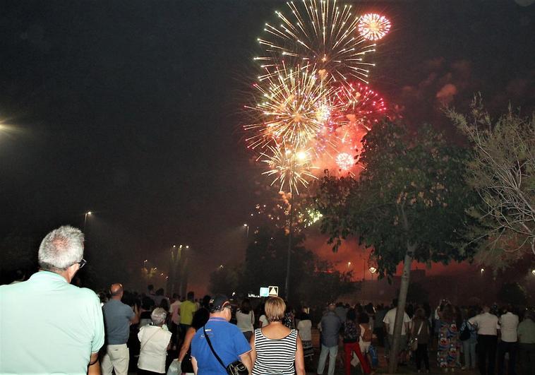 Fuegos artificiales ayer en la explanada de la Piscina Cubierta.