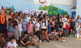 El alcalde y la edil posan con el profesorado y alumnado del colegio San Eufrasio en el inicio del curso escolar.