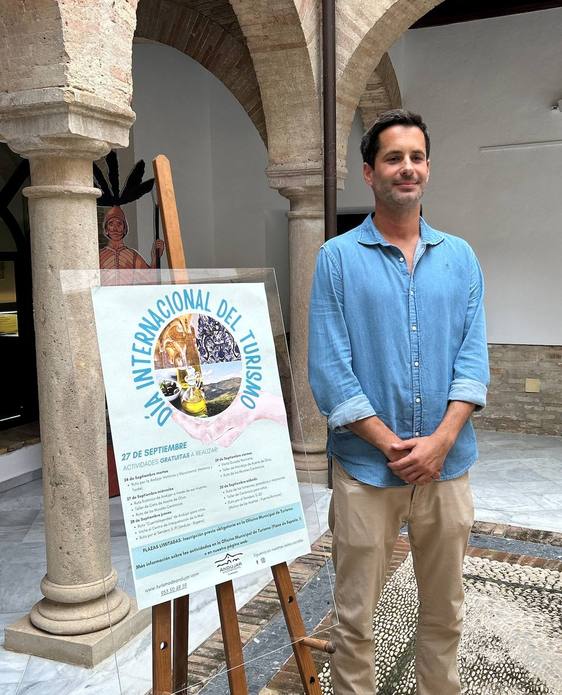 Juan Carlos Martínez posa con el cartel