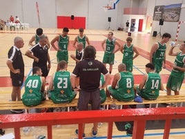 El técnico Nacho Criado da instrucciones en un partido de pretemporada.