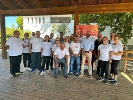 Integrantes de la asociación con los ediles de la Corporación en el Cercado del Ciprés.