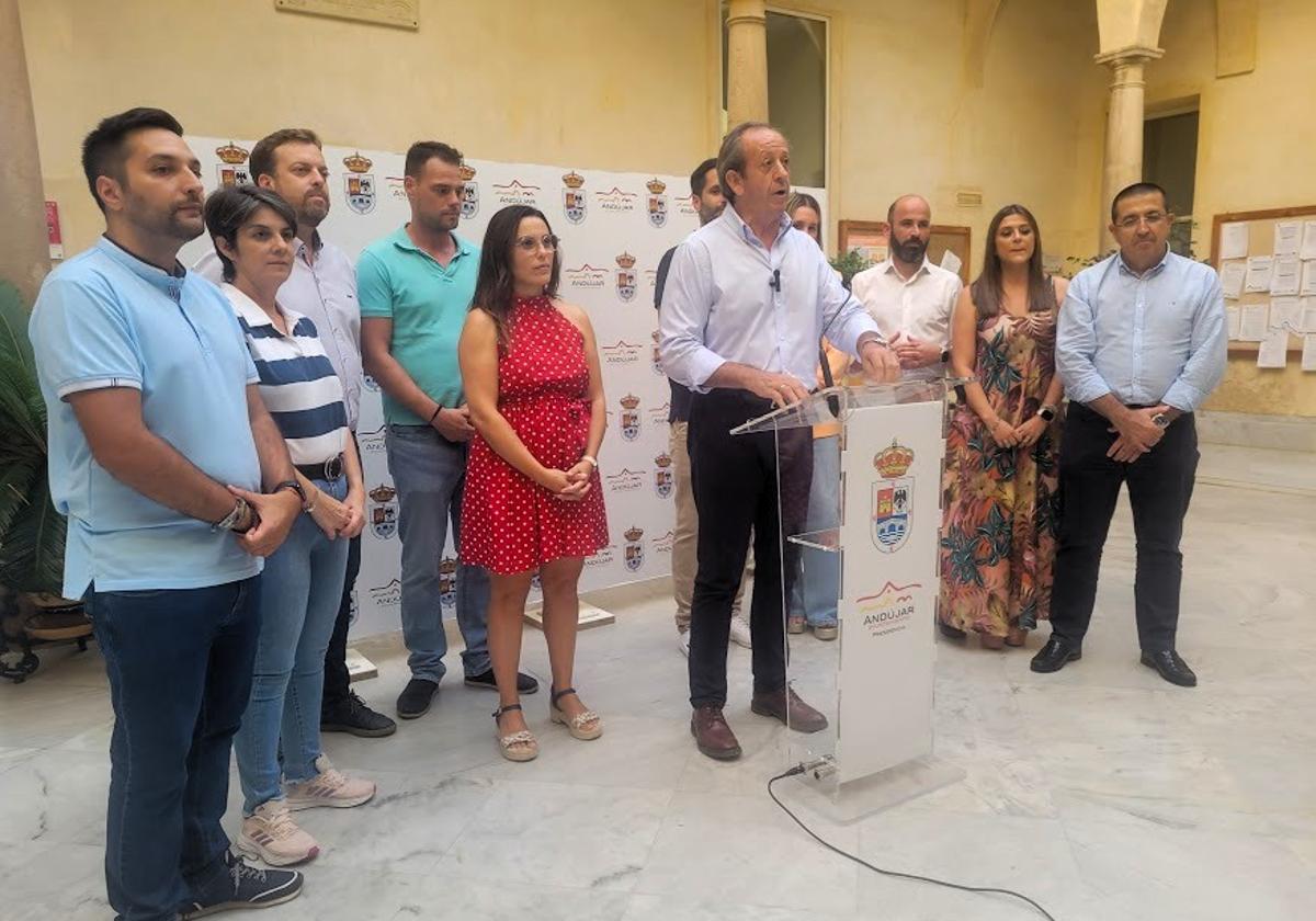 Carmona ha hecho el análsis en el patio interior del Consistorio junto con sus compañeros de gobierno