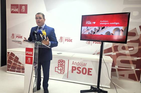 El PSOE percibe «despilfarro y el postureo» en el Gobierno local