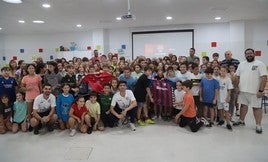 Escolares del colegio Capitán Cortés con los futbolistas y directivos del equipo.