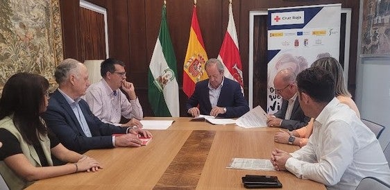 Paco Carmona con los responsable de Cruz Roja en la firma del convenio.