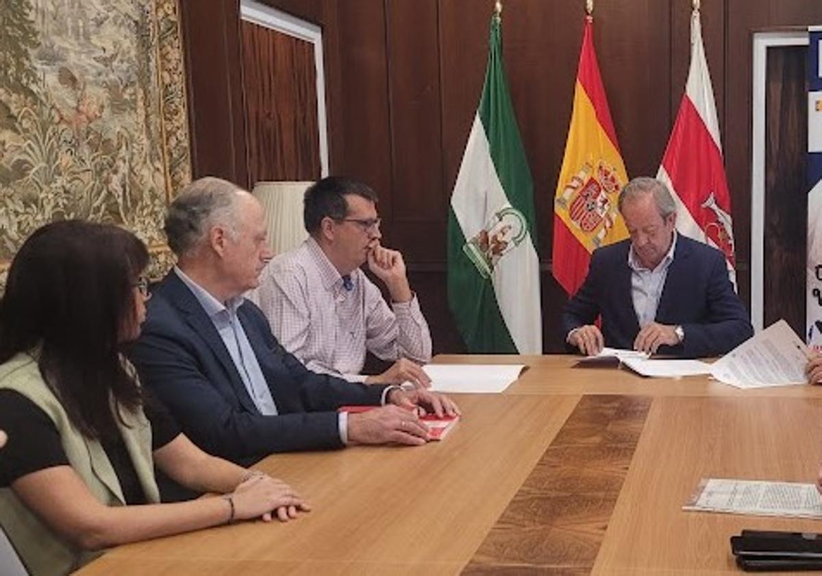Paco Carmona con los responsable de Cruz Roja en la firma del convenio.