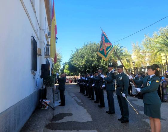 Izado de la enseña nacional, en el exterior del Cuartel de la Guardia Civil.