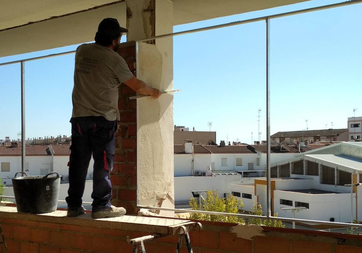 Operario arreglando uno de los ventanales.