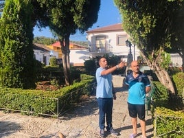 Emilio Rodríguez en los jardines de las Vegas de Triana, junto a su pedaneo, Antonio Marquez.