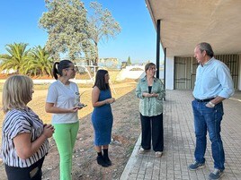 Paco Carmona en su visita a la residencia de los Padres Paules que ha levantado una gran polvareda.