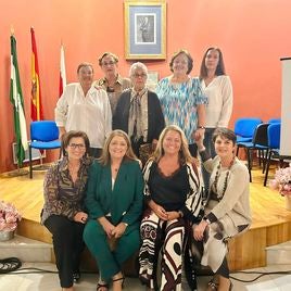 Lola Martín, Ángela Isac, Ángeles Hidalgo y Rosa Sola, con las mujeres distinguidas.