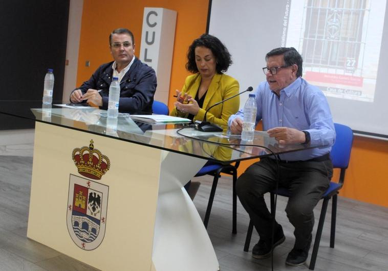 Mercedes Gámez, en el centro.