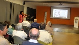 Puri Jiménez durante la interpretación de la internacional.