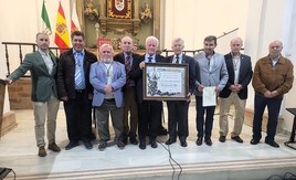 Ramón Colodrero posa con el galardón junto con miembros del colectivo y con el conferenciante.