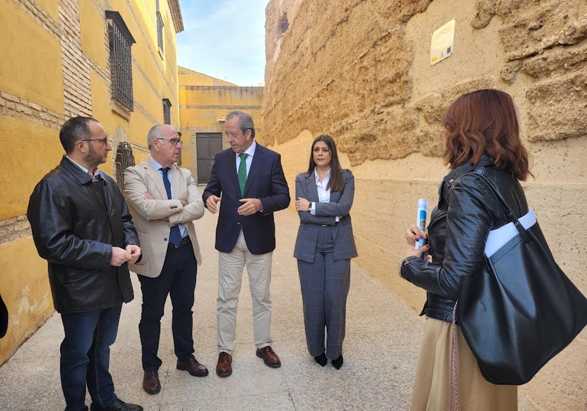 José Ayala, Jesús Estrella, Paco Carmona y Azucena Cepedello, durante la visita a las murallas árabes.