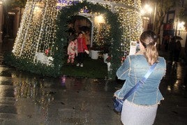 El árbol navideño se ha trasladado este año a la reformada Plaza de la Constitución.