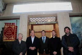 Miembros de la Cofradía Matriz, la Federación de Peñas junto al alcalde y Antonio José Morillo.