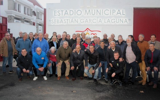 Autoridades y antiguos compañeros de Laguna, tras el descubrimiento de la placa.