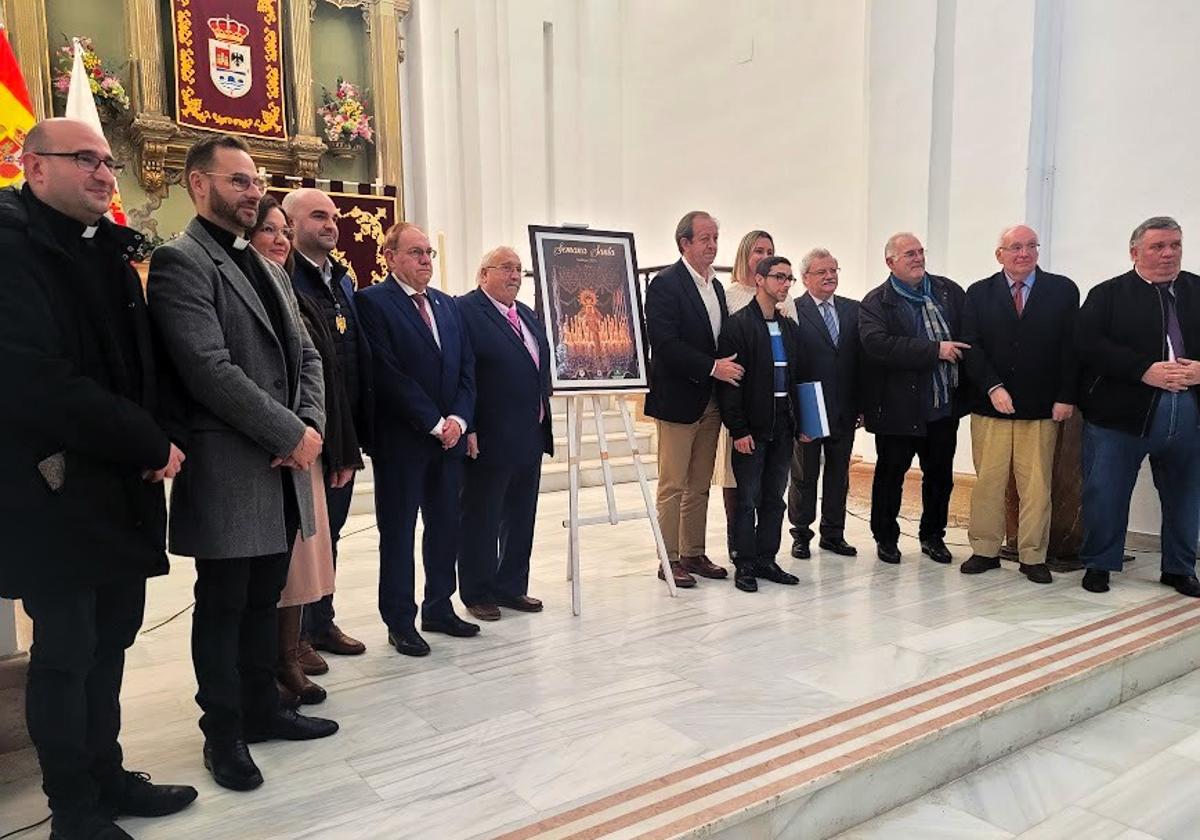 Representantes de clero, el Consistorio y la Agrupación de Cofradías, posan con el cartel y el cartelista.