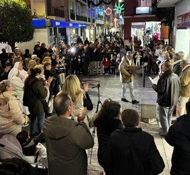 Multitudinario acto de inauguración con la entonación de villancicos.