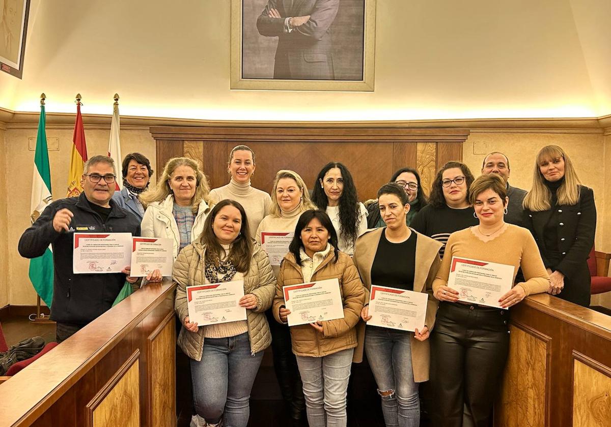 El alumnado posa con los diplomas.