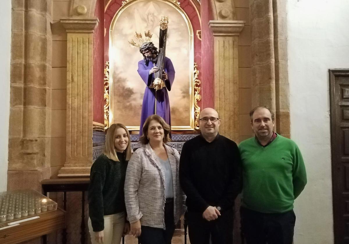 Castellanos, con el párroco Carlos Moreno.