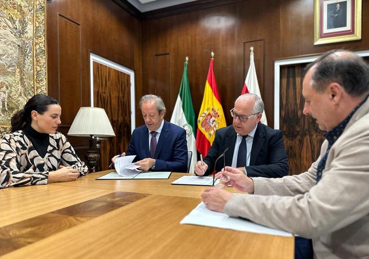 Firma del convenio esta mañana en el despacho del alcalde.