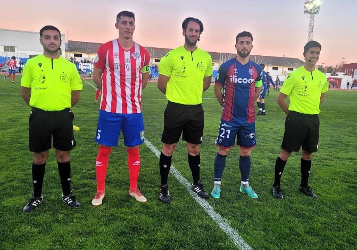 Los dos capitanes con el trío arbitral, antes de iniciar el choque.