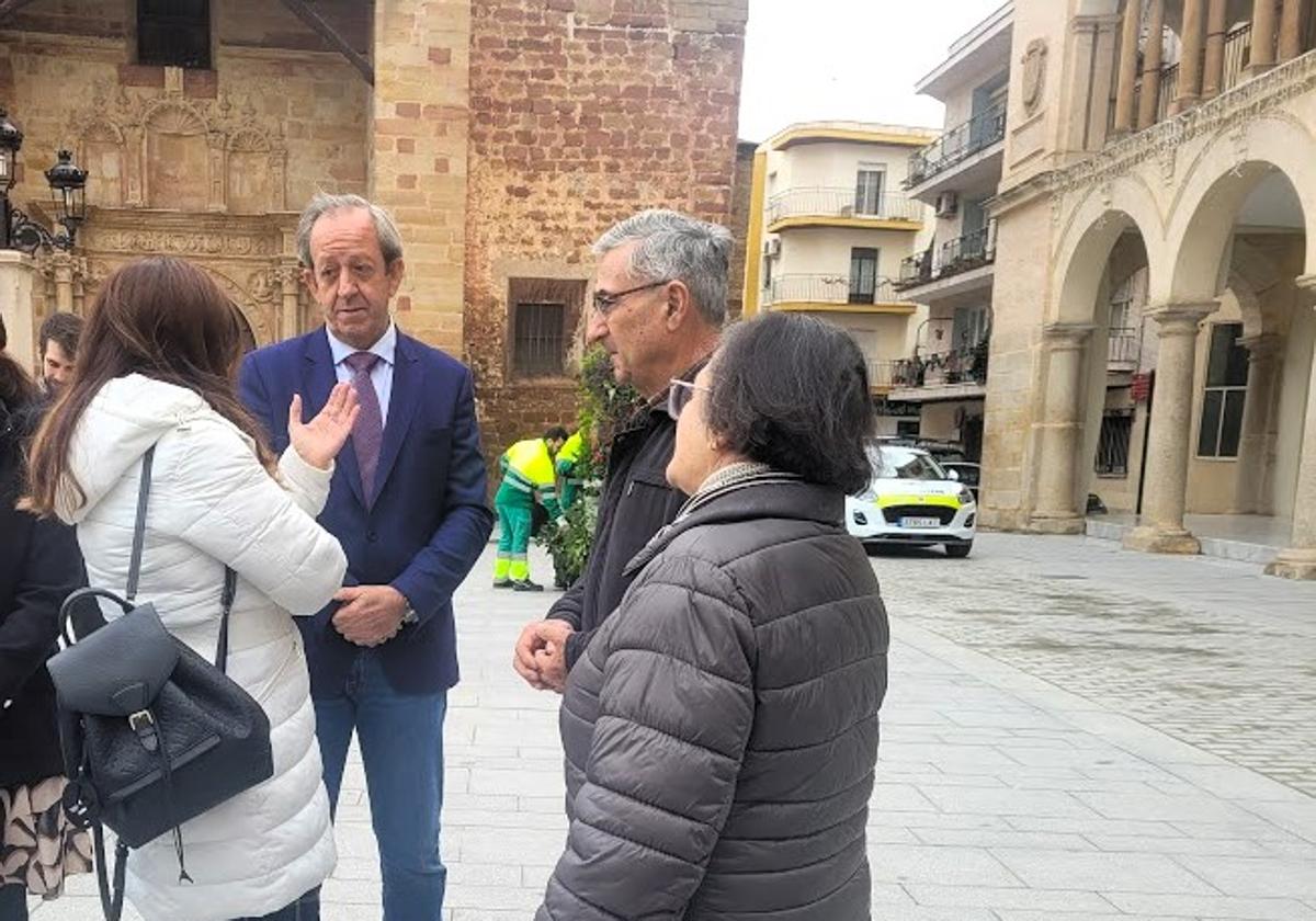 Jerez habla con la subdelegada en presencia del alcalde.