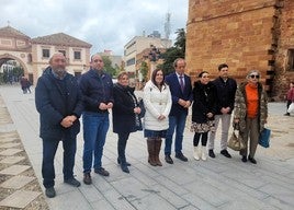 el alcalde y ediles de la Corporación en la renovada Plaza de España.